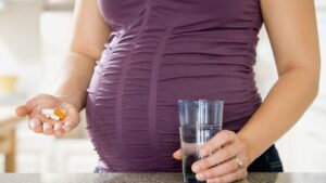 pregnant-woman-w-pills